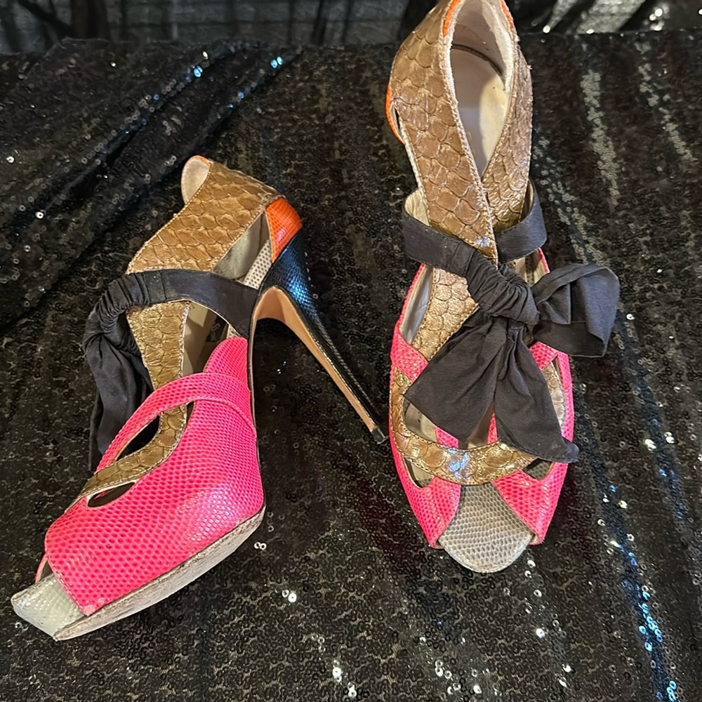 Multicolor grey, pink, orange heels/sandals with black bow